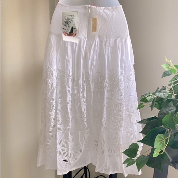 ✨ BASIL & MAUDE hand made white skirt beads - Picture 7 of 8